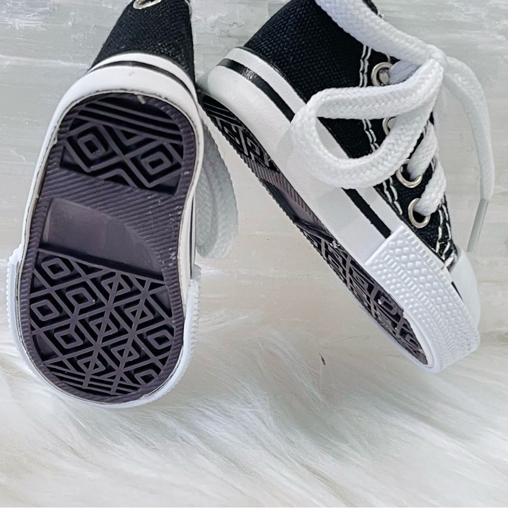 MINI SNEAKER KEYRINGS 2 BLACK his & hers running shoes Athlete Trainers party - Picture 5 of 5